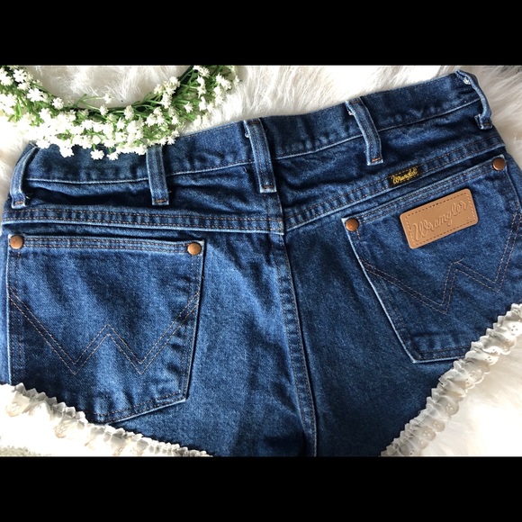 Lace trim Wrangler shorts - Picture 6 of 6